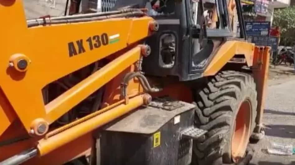 JCB Accident: जेसीबी से एक्सीडेंट में युवक की हुई मौत, लोगों ने मचाया हंगामा JCB Accident: जेसीबी से एक्सीडेंट में युवक की हुई मौत, लोगों ने मचाया हंगामा