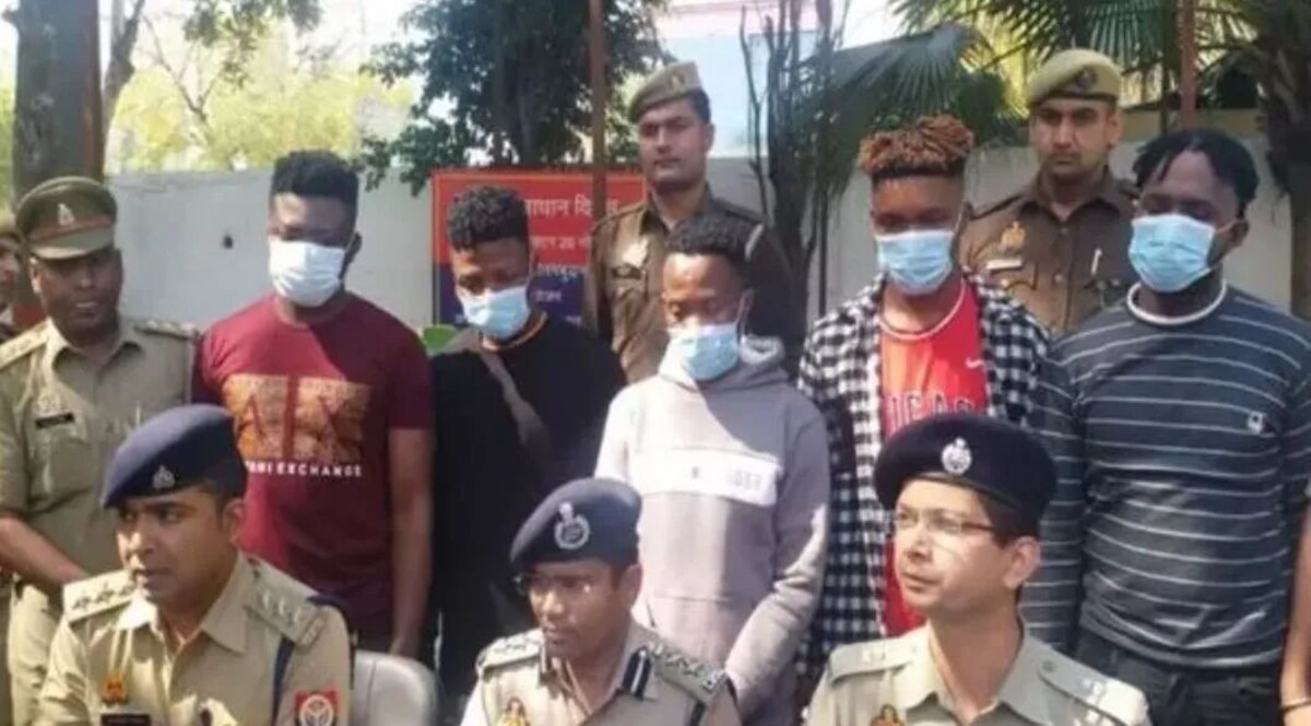 Dating App Fraud: तन और मन का सुख तलाश रही महिलाओं को बनाता था ये गैंग निशाना, पुलिस ने पकड़े छह विदेशी, फ्रेंडशिप के नाम पर 200 महिलाओं को बनाया निशाना नोएडा पुलिस ने फ्रेंडशिप की आड़ में डेटिंग ऐप के जरिए 200 महिलाओं को अपना शिकार बनाने वाले गैंग को