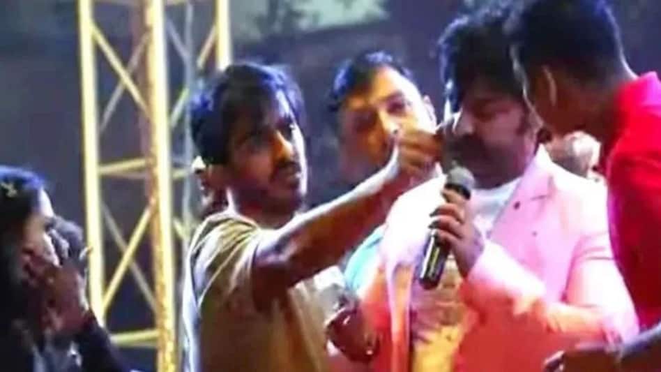 Pawan Singh Hit By Stone During Live Show: गाने की फरमाइश के बाद भोजपुरी सिंगर पवन सिंह को भीड़ ने मारा पत्थर, जमकर हुआ बवाल Pawan Singh Hit By Stone During Live Show: गाने की फरमाइश के बाद भोजपुरी सिंगर पवन सिंह को भीड़ ने ...