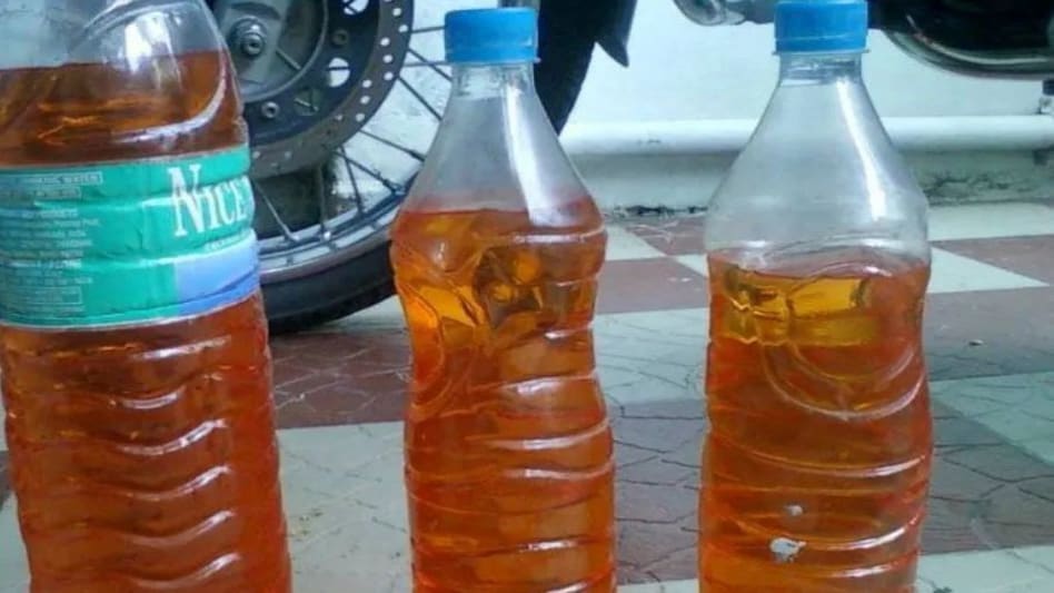 Police Atrocity: होली में नशे में चूर पुलिसकर्मियों का हुड़दंग, साथी कांस्टेबल के प्राइवेट पार्ट में उडेल पेट्रोल की बोतल Police Atrocity: होली में नशे में चूर पुलिसकर्मियों का हुड़दंग, साथी कांस्टेबल के प्राइवेट पार्ट मे...