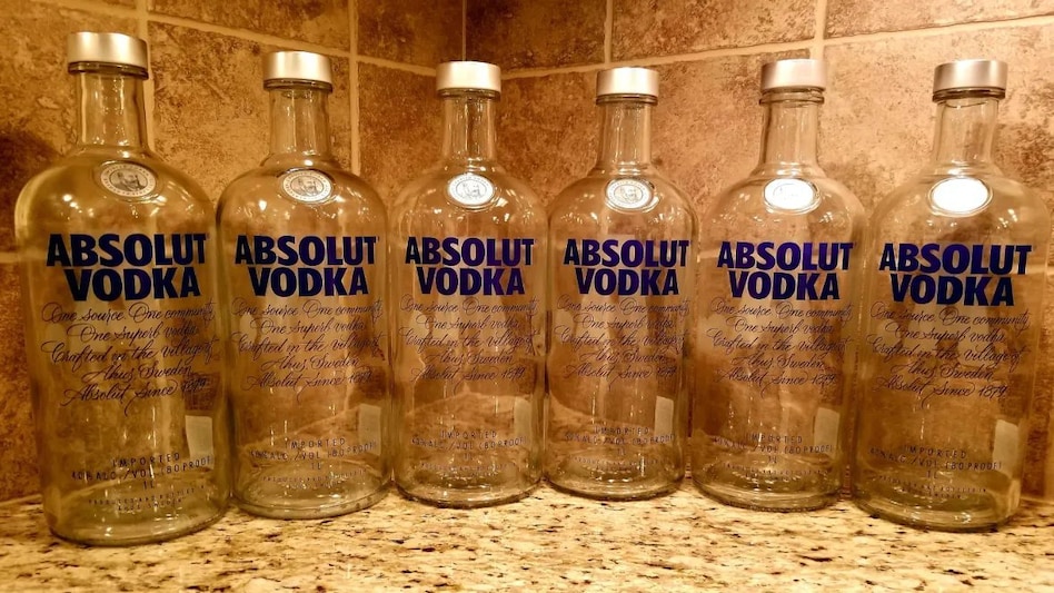 Viral News: डॉक्टर्स ने सर्जरी करके शख्स के पेट से निकाली वोदका बोतल Viral News: डॉक्टर्स ने सर्जरी करके शख्स के पेट से निकाली वोदका बोतल