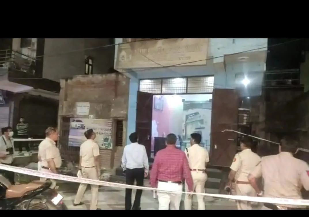 Delhi Crime News: दिल्ली के रोहिणी इलाके में प्रॉपर्टी कारोबारी की गोली मारकर हत्या, हमलावर फरार Delhi Crime News: दिल्ली के रोहिणी इलाके में प्रॉपर्टी कारोबारी की गोली मारकर हत्या, हमलावर फरार