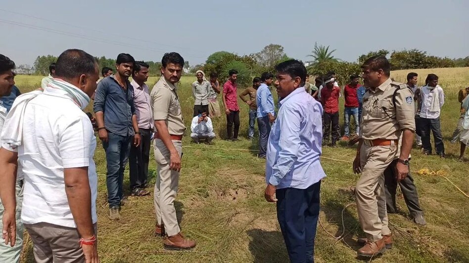 MP News : विदिशा में 50 फुट गहरे बोरवेल में गिरा 8 साल का बच्चा, बचाव कार्य शुरू MP News : विदिशा में 50 फुट गहरे बोरवेल में गिरा 8 साल का बच्चा, बचाव कार्य शुरू