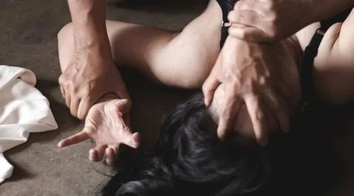 Rape News: महंगे मोबाइल के लिेए चाहिए थे पैसे तो लड़की को फंसा कर दोस्तों को सौंपा Social Media