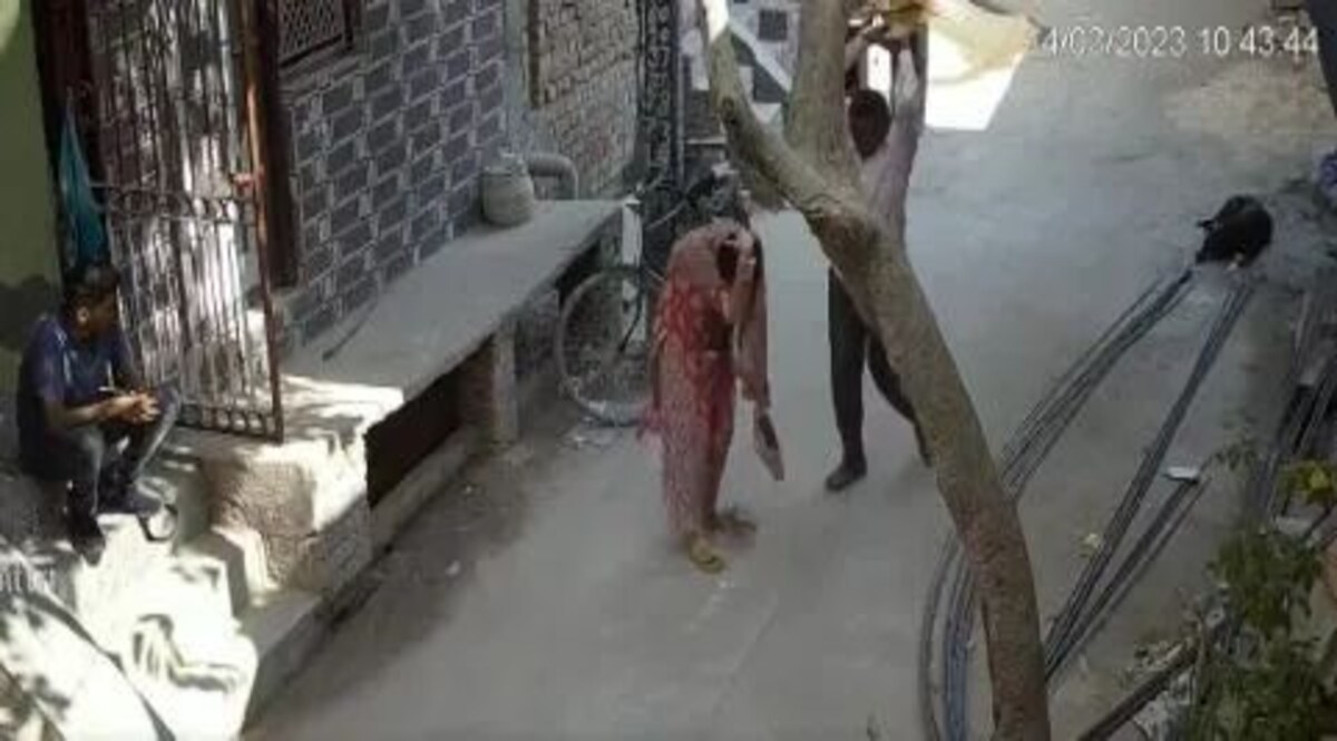 Video: दिल्ली में एक शख्स ने अपनी बहू के सिर पर मारी ईंट! viral video