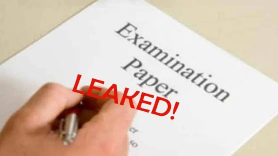 Crime News: 10वीं बोर्ड का पेपर हुआ लीक, पुलिस ने अरेस्ट किए 25 लोग Crime News: 10वीं बोर्ड का पेपर हुआ लीक, पुलिस ने अरेस्ट किए 25 लोग