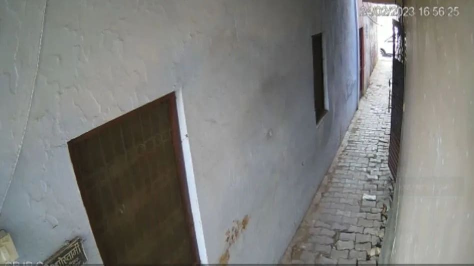 Umesh Pal Murder Update: 'गैग्स ऑफ वासेपुर' स्टाइल में किया था गैंग्स ऑफ अतीक ने हमला, नए सीसीटीवी फुटेज से सामने आई दिल दहलाती तस्वीर Umesh Pal Murder Update: 'गैग्स ऑफ वासेपुर' स्टाइल में किया था गैंग्स ऑफ अतीक ने हमला, नए सीसीटीवी ...