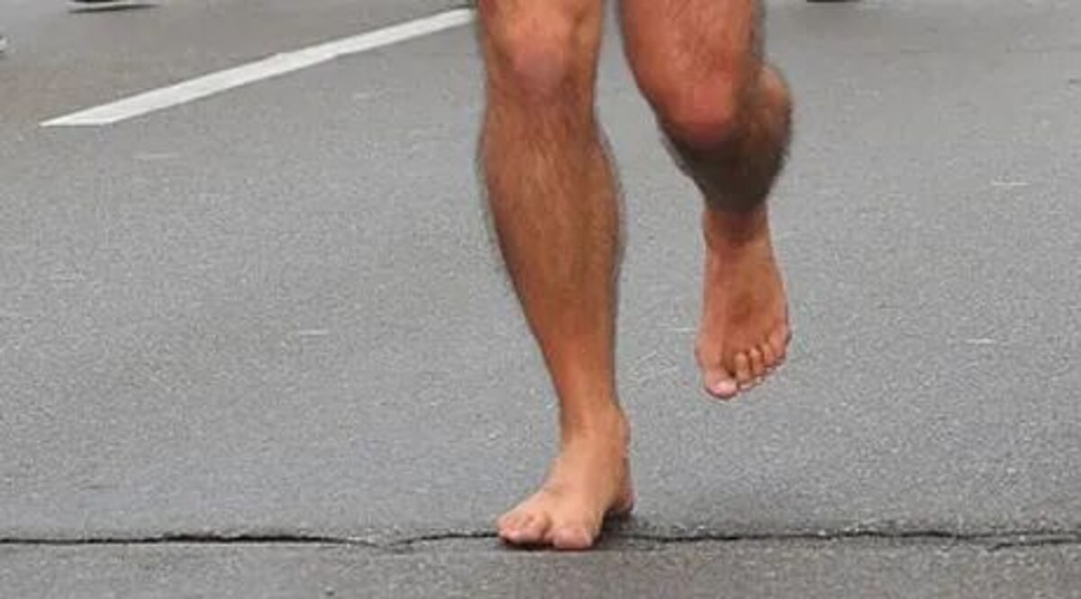 Gurugram News: सड़क पर न्यूड होकर दौड़ पड़ा शख्स, लोगों ने पकड़ कर पेड़ से बांधा Social Media