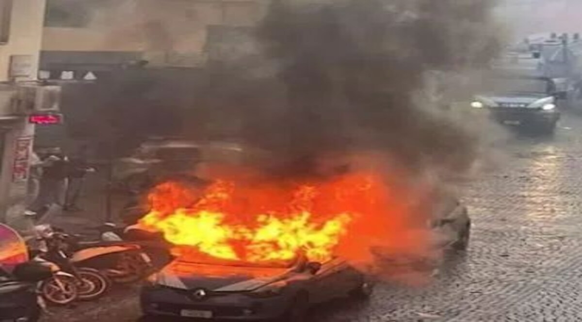 ITALY CLASH : खेल के दामन पर फिर लगा दाग, इटली में फुटबाल समर्थकों ने काटा बवाल, गाड़ियों को किया आग के हवाले इटली के नेपल्स में फुटबाल प्रेमियों के आपसी हिंसक संघर्ष के दौरान गाड़ियों को आग लगा दी गई
