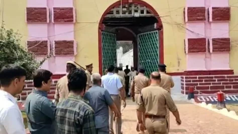 UP News : नैनी जेल में बंद अतीक अहमद के बेटे की बैरक में औचक छापेमारी UP News : नैनी जेल में बंद अतीक अहमद के बेटे की बैरक में औचक छापेमारी