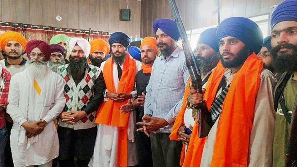 Amritpal Singh: अमृतपाल सिंह के खिलाफ पुलिस की बड़ी कार्रवाई, कभी भी हो सकती है गिरफ्तारी Amritpal Singh: अमृतपाल सिंह के खिलाफ पुलिस की बड़ी कार्रवाई, कभी भी हो सकती है गिरफ्तारी