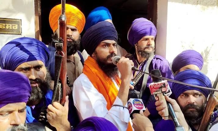 Amritpal Singh Arrested: पंजाब पुलिस को मिली बड़ी सफलता, अमृतपाल सिंह को पंजाब पुलिस ने पकड़ा Amritpal Singh Arrested: पंजाब पुलिस को मिली बड़ी सफलता, अमृतपाल सिंह को पंजाब पुलिस ने पकड़ा