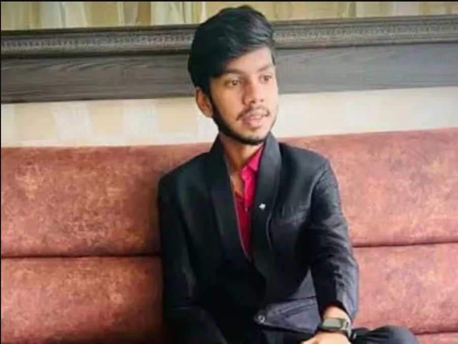 Crime News: सुसाइड पर 'Instagram Reel' बना रहा था लड़का, पैर फिसला और चली गई जान, 17 सेकेंड के वीडियो में कैद हुई मौत Crime News: सुसाइड पर 'Instagram Reel' बना रहा था लड़का, पैर फिसला और चली गई जान, 17 सेकेंड के वीडि...