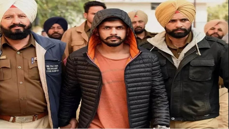 Lawrence Bishnoi: गैंगस्टर लॉरेंस बिश्नोई के जेल जाने वाले इंटरव्यू के बाद गौंडर गैंग ने दी गोल्डी बराड़ को धमकी! Lawrence Bishnoi: गैंगस्टर लॉरेंस बिश्नोई के जेल जाने वाले इंटरव्यू के बाद गौंडर गैंग ने दी गोल्डी ...