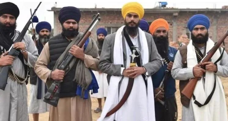 Hunt for Amritpal Singh: पंजाब पुलिस को नहीं मिली अमृतपाल की परछाईं? भगोड़े की कार बरामद, हथियार भी मिले पंजाब पुलिस को भागते हुए अमृतपाल सिंह की कार मिली