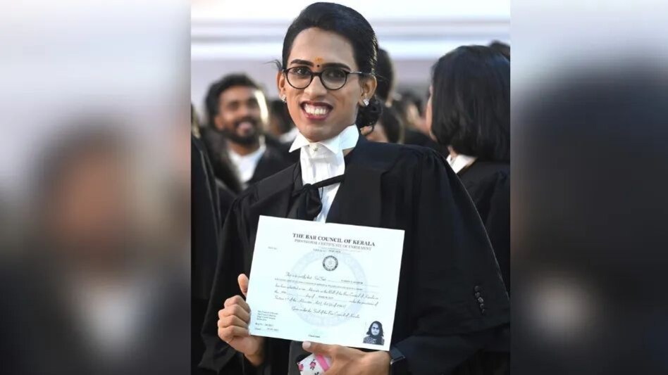 Crime Court News: पद्मालक्ष्मी ने रचा इतिहास, बनीं केरल की पहली ट्रांसजेंडर वकील, बार काउंसिल से मिली मान्यता Crime Court News: पद्मालक्ष्मी ने रचा इतिहास, बनीं केरल की पहली ट्रांसजेंडर वकील, बार काउंसिल से मि...