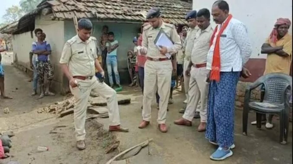 Crime: बॉयफ्रेंड के साथ माँ को KISS करता देख बेटे ने खोया आपा, प्रेमी की कर दी हत्या Crime: बॉयफ्रेंड के साथ माँ को KISS करता देख बेटे ने खोया आपा, प्रेमी की कर दी हत्या
