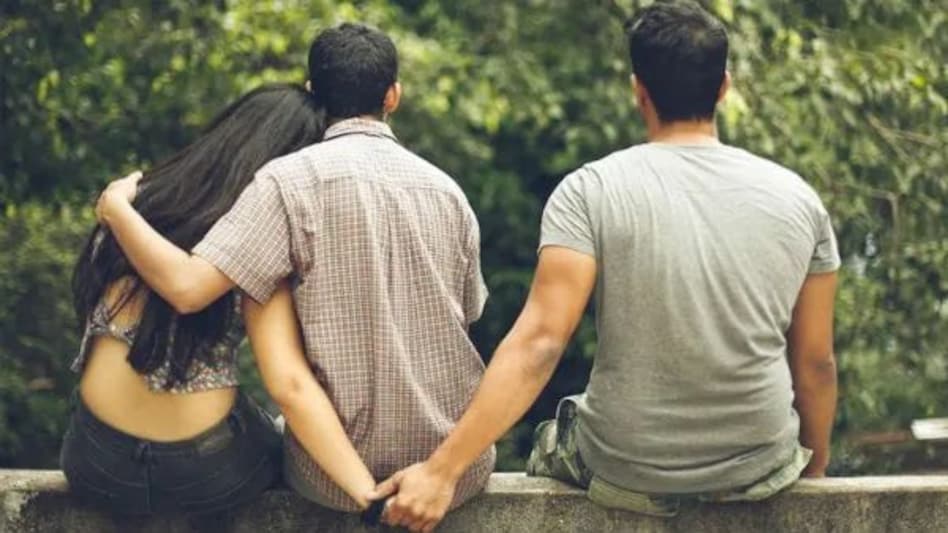 घर पर अचानक पहुंचा पति, पत्नी के साथ था कोई गैर मर्द, जब पूछा की ये कौन है तो बीवी ने कूट दिया घर पर अचानक पहुंचा पति, पत्नी के साथ था कोई गैर मर्द, जब पूछा की ये कौन है तो बीवी ने कूट दिया