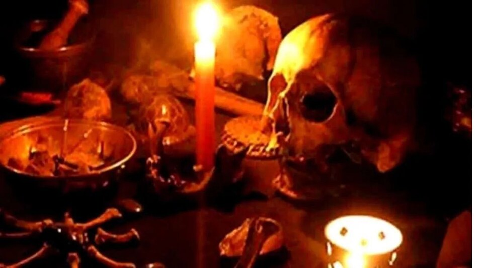 Chhattisgarh Crime: जादू—टोने के चलते ली महिला की अग्नि परीक्षा, नंगे पैर अंगारों व कील पर चलाया, तांत्रिक गिरफ्तार Chhattisgarh Crime: जादू—टोने के चलते ली महिला की अग्नि परीक्षा, नंगे पैर अंगारों व कील पर चलाया, ...