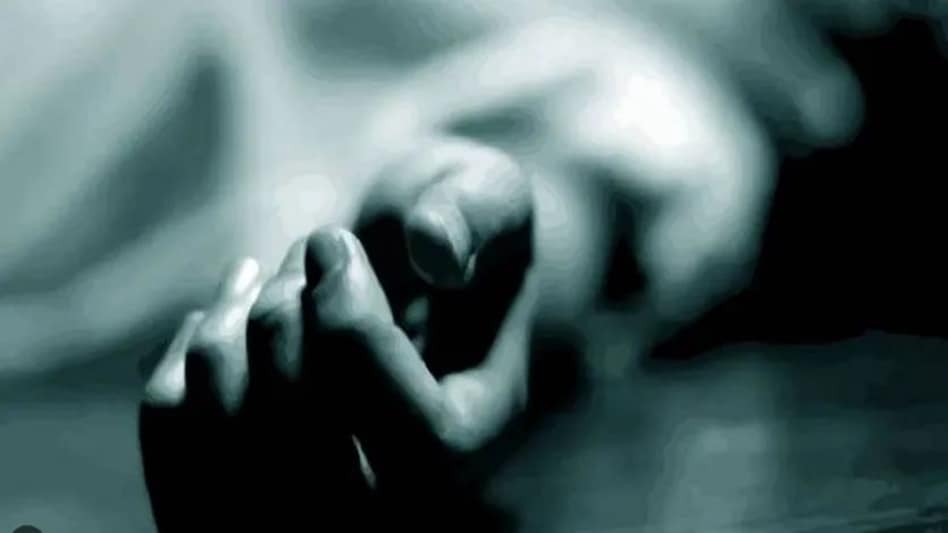 West Bengal: पति ने पत्नी की गला काट कर हत्या की, चलती ट्रेन के आगे कूदकर की खुदकुशी West Bengal: पति ने पत्नी की गला काट कर हत्या की, चलती ट्रेन के आगे कूदकर की खुदकुशी