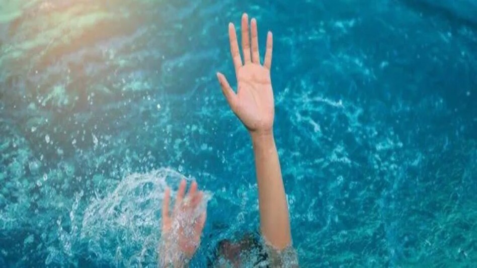 मप्र : पालतू कुत्ते को बचाने की कोशिश में नर्मदा में डूबे पिता-पुत्र मप्र : पालतू कुत्ते को बचाने की कोशिश में नर्मदा में डूबे पिता-पुत्र