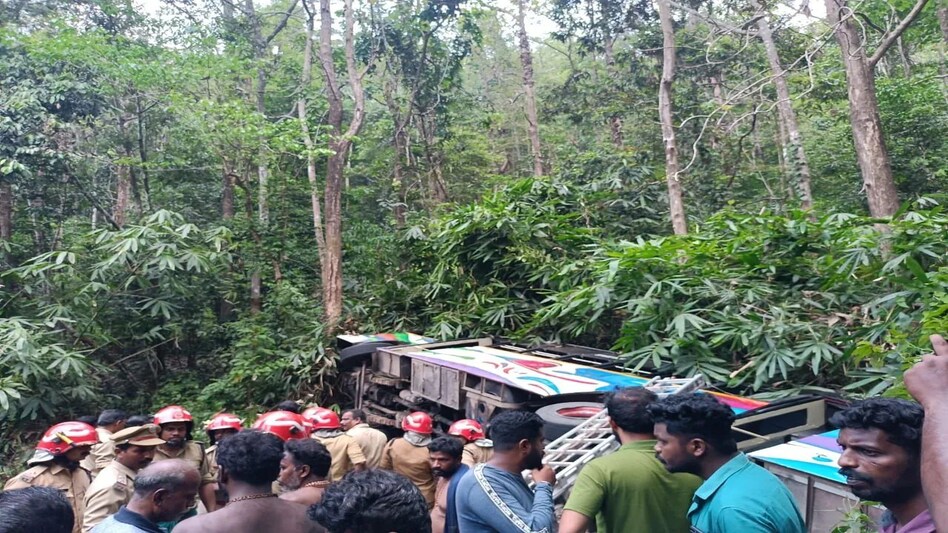 Kerala News: केरल में यात्रियों से भरी बस खाई में गिरी, सबरीमाला के 62 तीर्थयात्री घायल Kerala News: केरल में यात्रियों से भरी बस खाई में गिरी, सबरीमाला के 62 तीर्थयात्री घायल