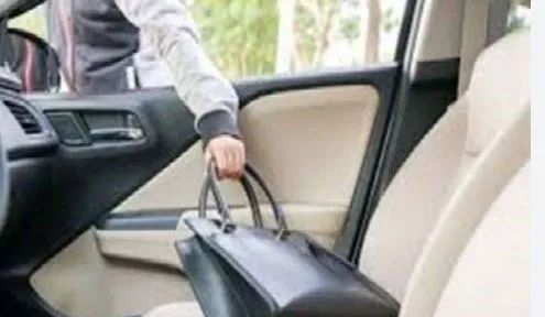 विदेश मंत्रालय के एक अधिकारी गरीब की मदद करना भारी पड़ा ‘ठक ठक’ गिरोह