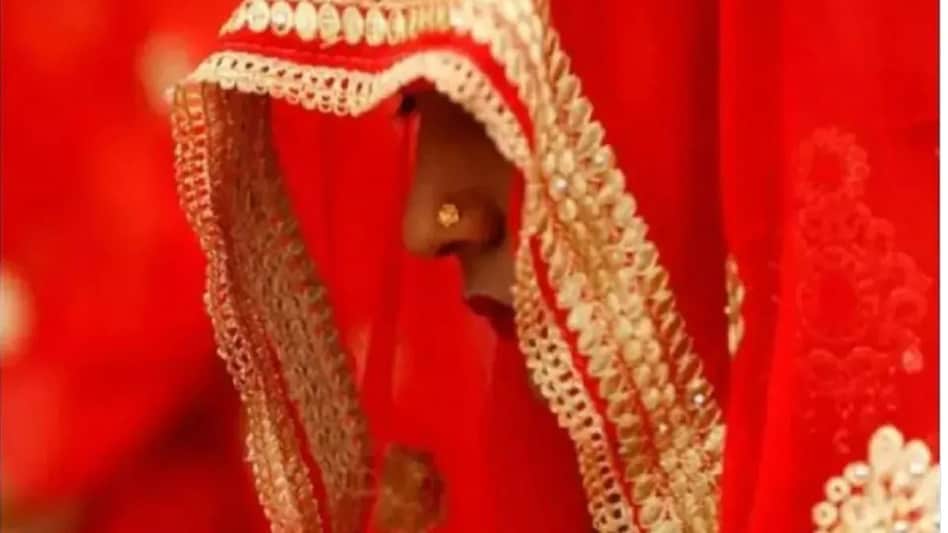 Bihar Crime: लुटेरी दुल्हन आशिक के साथ शादी के जेवर लेकर हुई फरार, दुल्हन व आशिक गिरफ्तार Bihar Crime: लुटेरी दुल्हन आशिक के साथ शादी के जेवर लेकर हुई फरार, दुल्हन व आशिक गिरफ्तार