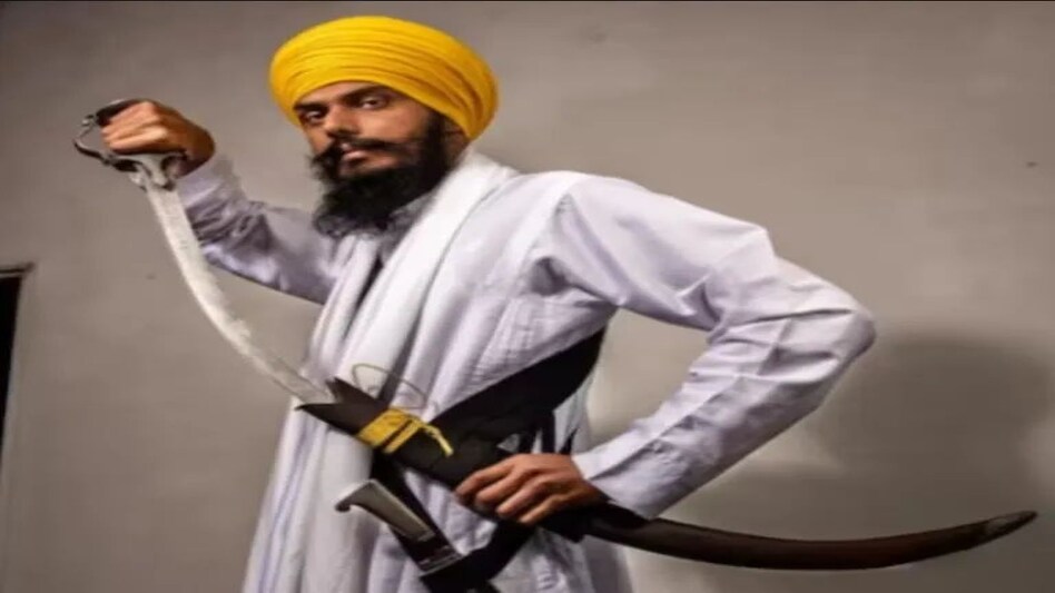 Amritpal Singh: पंजाब के होशियारपुर में छिपा बैठा है भगोड़ा अमृतपाल सिंह, तलाश में जुटी पुलिस Amritpal Singh: पंजाब के होशियारपुर में छिपा बैठा है भगोड़ा अमृतपाल सिंह, तलाश में जुटी पुलिस