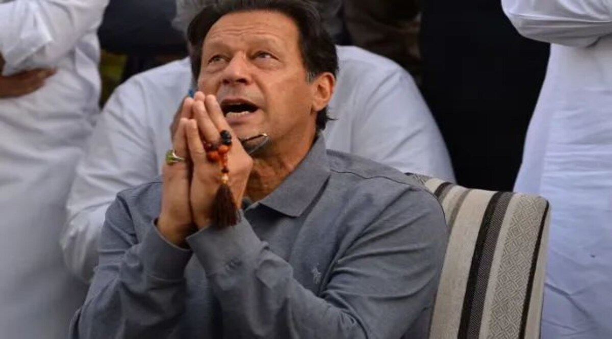Pakistan News: महिला न्यायाधीश को धमकाने के मामले में इमरान खान के खिलाफ गैर जमानती वारंट जारी Social Media