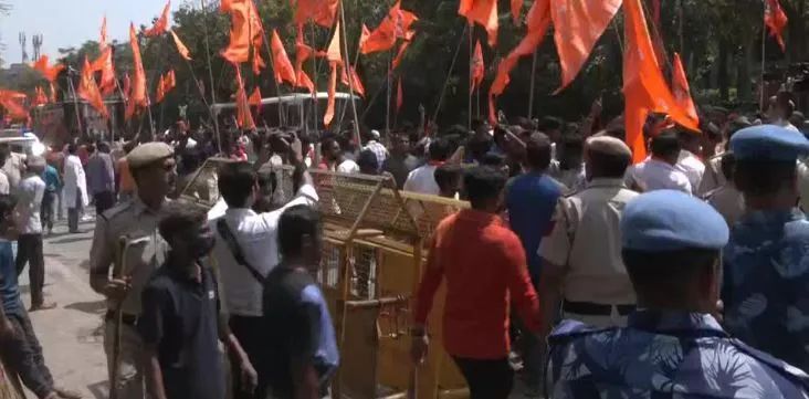 Delhi jahangirpuri News: बगैर इजाजत के निकाली जा रही शोभा यात्रा Delhi jahangirpuri News: बगैर इजाजत के निकाली जा रही शोभा यात्रा
