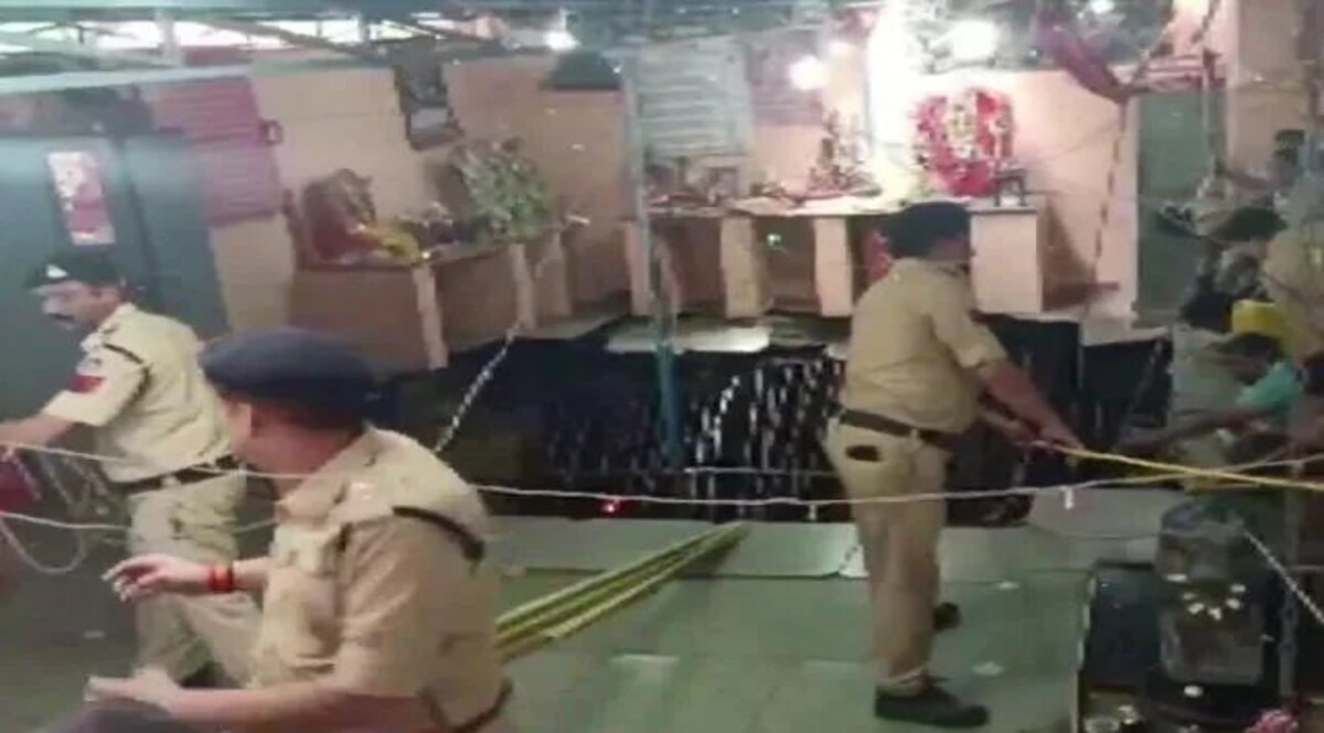 देखें वीडियो - Ram Navami Indore Accident: बेलेश्वर महादेव मंदिर की बावड़ी की छत गिरी, 10 लोगों को निकाला गया, कई फंसे Ram Navami Indore Accident update