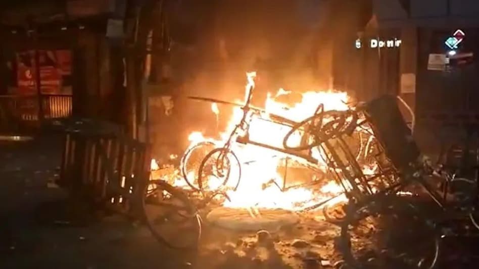 Ram Navami : रामनवमी की शोभायात्रा के दौरान वडोदरा और हावड़ा में उपद्रव, देखें हिंसा की तस्वीरें Ram Navami : रामनवमी की शोभायात्रा के दौरान वडोदरा और हावड़ा में उपद्रव, देखें हिंसा की तस्वीरें