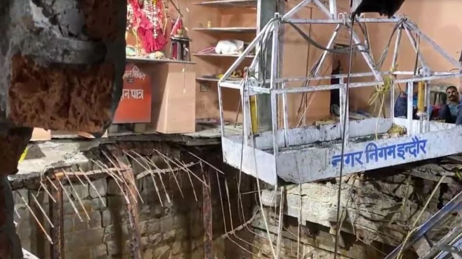 Jhulelal Temple Accident: अभी भी 1 व्यक्ति की जा रही है तलाश Jhulelal Temple Accident: अभी भी 1 व्यक्ति की जा रही है तलाश