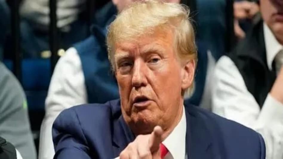 पोर्न स्टार को मुंह बंद रखने के लिए धन देने के मामले में ट्रंप के खिलाफ लगाए गए आपराधिक आरोप पोर्न स्टार को मुंह बंद रखने के लिए धन देने के मामले में ट्रंप के खिलाफ लगाए गए आपराधिक आरोप