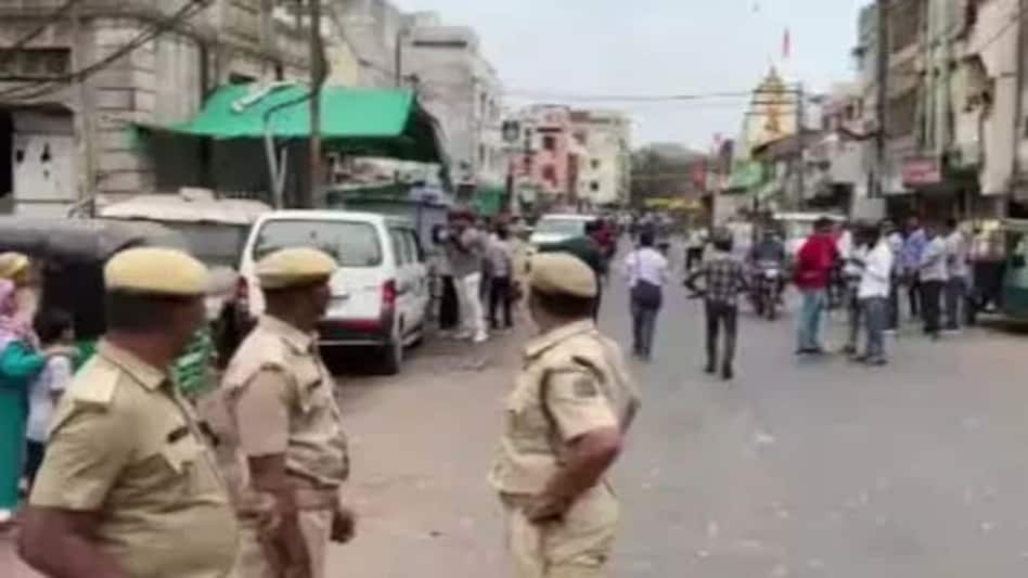 गुजरात : रामनवमी के जुलूस पर पथराव, 24 लोगों को हिरासत में लिया गया गुजरात : रामनवमी के जुलूस पर पथराव, 24 लोगों को हिरासत में लिया गया