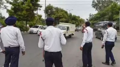 दिल्ली में मर्सिडीज चालक ने सिपाही से मारपीट की, मामला दर्ज दिल्ली में मर्सिडीज चालक ने सिपाही से मारपीट की, मामला दर्ज