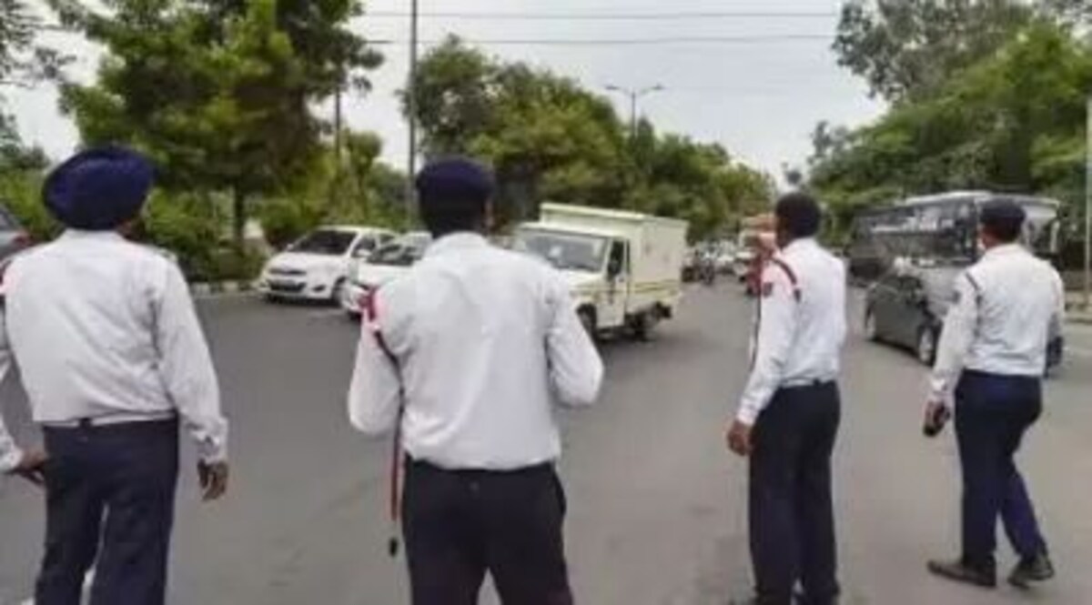 दिल्ली में मर्सिडीज चालक ने सिपाही से मारपीट की, मामला दर्ज दिल्ली में मर्सिडीज चालक ने सिपाही से मारपीट की, मामला दर्ज