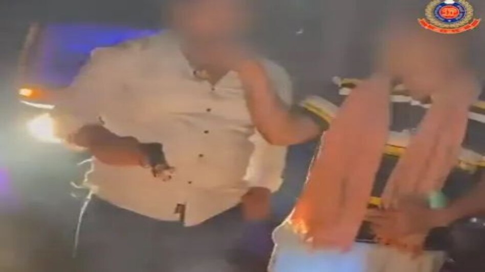 दिल्ली: अवैध पिस्तौल से केक काटने के आरोप में एक युवक गिरफ्तार, देखें वीडियो दिल्ली: अवैध पिस्तौल से केक काटने के आरोप में एक युवक गिरफ्तार, देखें वीडियो