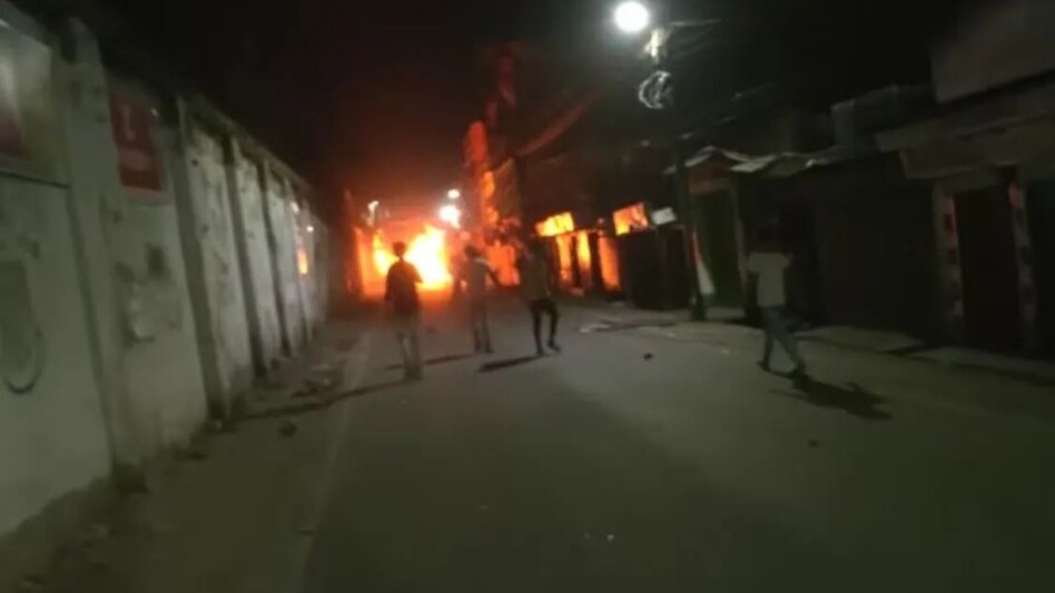 बंगाल में नहीं थम रहा बवाल, हुगली में शोभायात्रा के दौरान दो गुटों में झड़प और आगजनी बंगाल में नहीं थम रहा बवाल, हुगली में शोभायात्रा के दौरान दो गुटों में झड़प और आगजनी
