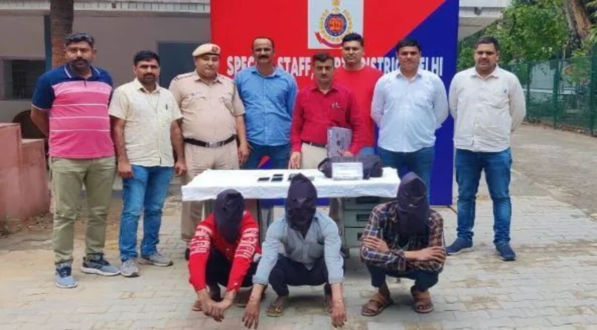 दिल्ली पुलिस के कांस्टेबल को चाकू मारने और लूटने के मामले में तीन आरोपी गिरफ्तार आरोपी पुलिस गिरफ्त में