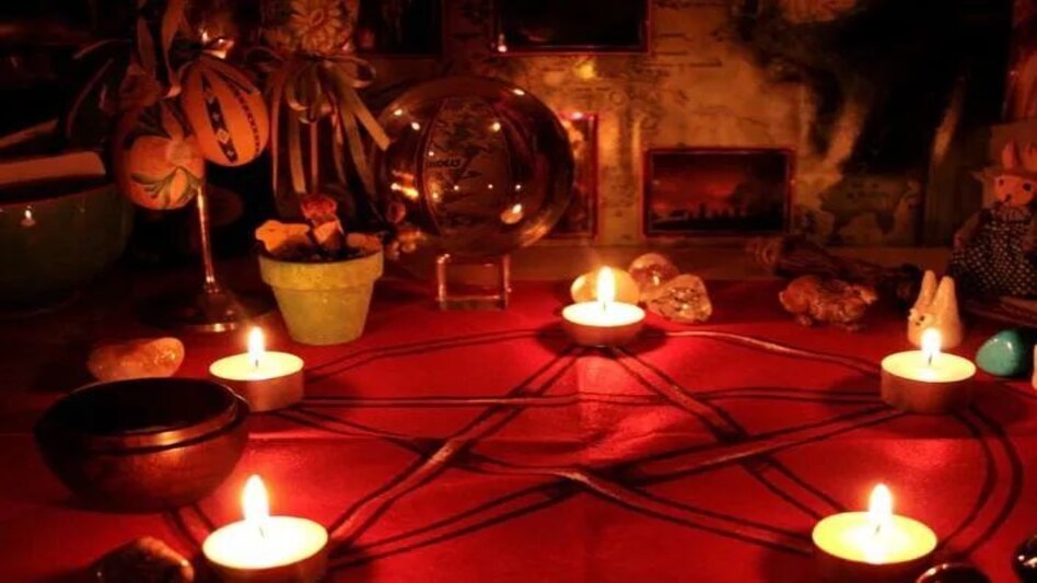 UP News: तंत्र मंत्र के फेर में एक परिवार के आठ सदस्यों ने खुद को कमरे में बंद किया, अस्प्ताल में भर्ती UP News: तंत्र मंत्र के फेर में एक परिवार के आठ सदस्यों ने खुद को कमरे में बंद किया, अस्प्ताल में भ...