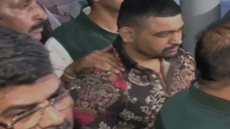 Deepak Boxer Arrest: मैक्सिको में गिरफ्तार गैंग्स्टर दीपक बॉक्सर दिल्ली लाया गया Deepak Boxer Arrest: मैक्सिको में गिरफ्तार गैंग्स्टर दीपक बॉक्सर दिल्ली लाया गया