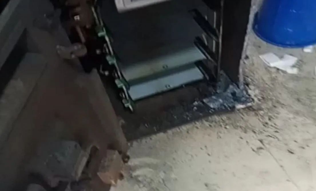 UP News: लखनऊ में लुटेरों ने एटीएम काट दिया, 35 लाख रुपये ले उड़े! जांच में जुटी पुलिस