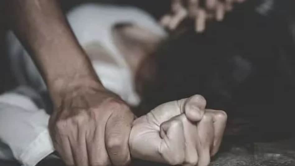 Rajasthan Rape News: घर में घुसकर किया रेप फिर एसिड डालकर लगा दी आग, इलाज के दौरान तोड़ा दम Rajasthan Rape News: घर में घुसकर किया रेप फिर एसिड डालकर लगा दी आग, इलाज के दौरान तोड़ा दम