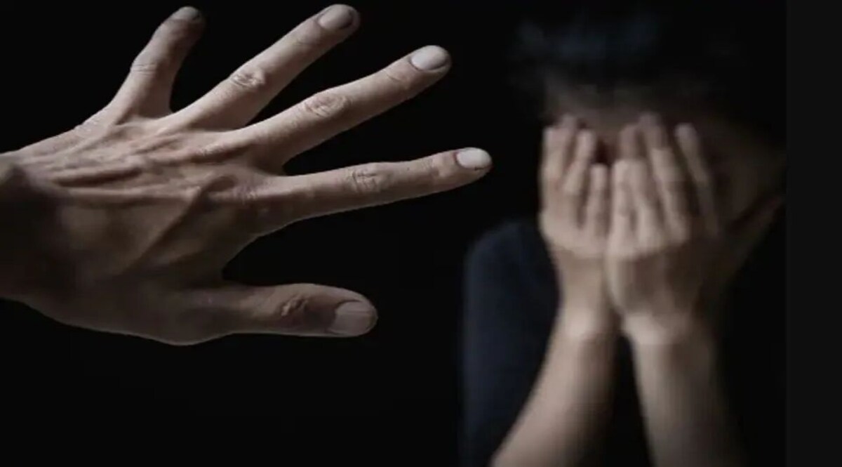 Rape News: छात्रा ने प्रोफेसर पर कराया रेप का केस, पत्नी ने पीड़िता के पिता पर दर्ज कराई दुष्कर्म की FIR Crime News