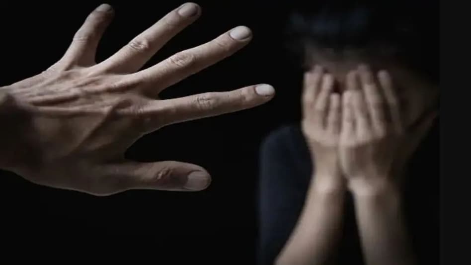Rape News: छात्रा ने प्रोफेसर पर कराया रेप का केस, पत्नी ने पीड़िता के पिता पर दर्ज कराई दुष्कर्म की FIR Rape News: छात्रा ने प्रोफेसर पर कराया रेप का केस, पत्नी ने पीड़िता के पिता पर दर्ज कराई दुष्कर्म क...