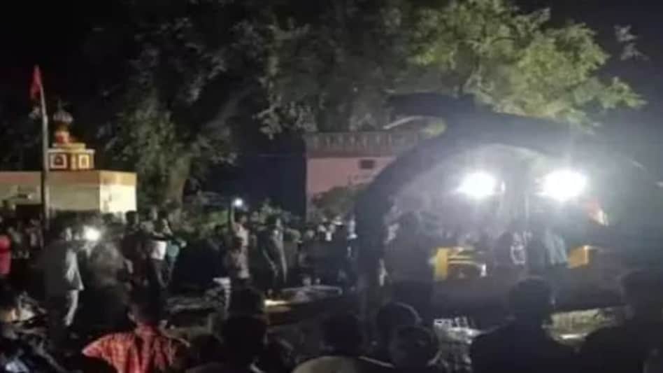 Maharashtra Crime: बिन मौसम बरसात अकोला में लेकर आई तबाही, टीन शेड पर गिरा नीम का पेड़, सात लोगों की मौत Maharashtra Crime: बिन मौसम बरसात अकोला में लेकर आई तबाही, टीन शेड पर गिरा नीम का पेड़, सात लोगों क...