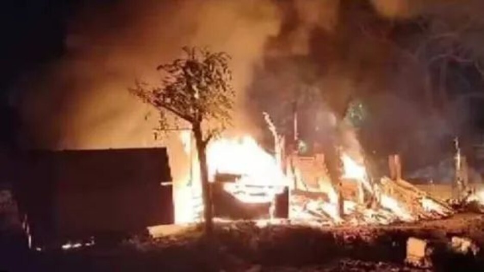 जमशेदपुर में धार्मिक झंडे के अपमान को लेकर हुए संघर्ष के बाद धारा 144 लगाई जमशेदपुर में धार्मिक झंडे के अपमान को लेकर हुए संघर्ष के बाद धारा 144 लगाई