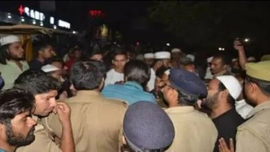 UP Crime News : बच्चों के विवाद को लेकर खूनी संघर्ष में महिला समेत दो लोगों की हत्या UP Crime News : बच्चों के विवाद को लेकर खूनी संघर्ष में महिला समेत दो लोगों की हत्या